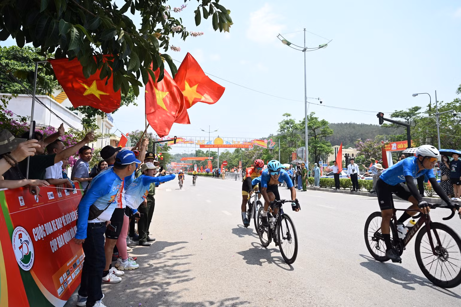Khán giả thành phố Điện Biên Phủ cổ vũ nhiệt tình cho các vận động viên. Khán giả thành phố Điện Biên Phủ cổ vũ nhiệt tình cho các vận động viên.