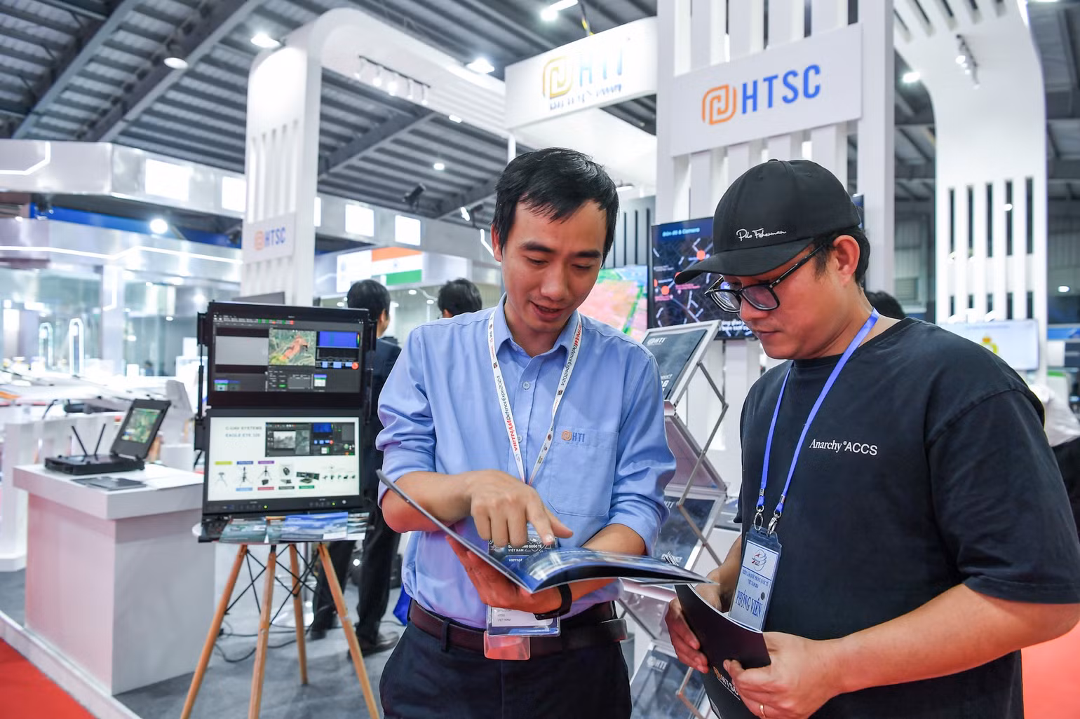 Bên cạnh mẫu UAV, tại Triển lãm Quốc phòng quốc tế Việt Nam 2024, HTI Group cũng mang tới nhiều giải pháp chuyển đổi số. Đây đều là những sản phẩm công nghệ cao do chính đơn vị nghiên cứu và phát triển, được đánh giá cao và áp dụng tại nhiều cơ quan, đơn vị. Nổi bật phải kể đến các phần mềm phân tích video, giám sát an ninh giao thông, nhận dạng khuôn mặt, hệ thống giám sát và định vị mục tiêu di động... Bên cạnh mẫu UAV, tại Triển lãm Quốc phòng quốc tế Việt Nam 2024, HTI Group cũng mang tới nhiều giải pháp chuyển đổi số. Đây đều là những sản phẩm công nghệ cao do chính đơn vị nghiên cứu và phát triển, được đánh giá cao và áp dụng tại nhiều cơ quan, đơn vị. Nổi bật phải kể đến các phần mềm phân tích video, giám sát an ninh giao thông, nhận dạng khuôn mặt, hệ thống giám sát và định vị mục tiêu di động...