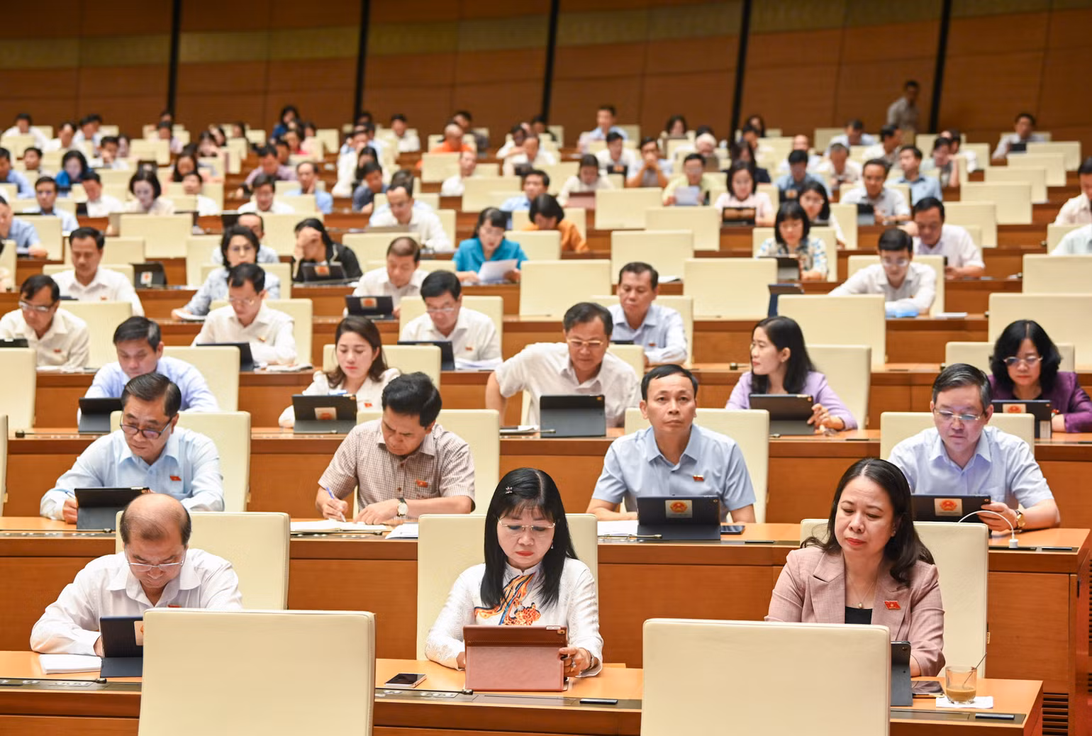 Quang cảnh phiên họp sáng 27/5. (Ảnh: DUY LINH)