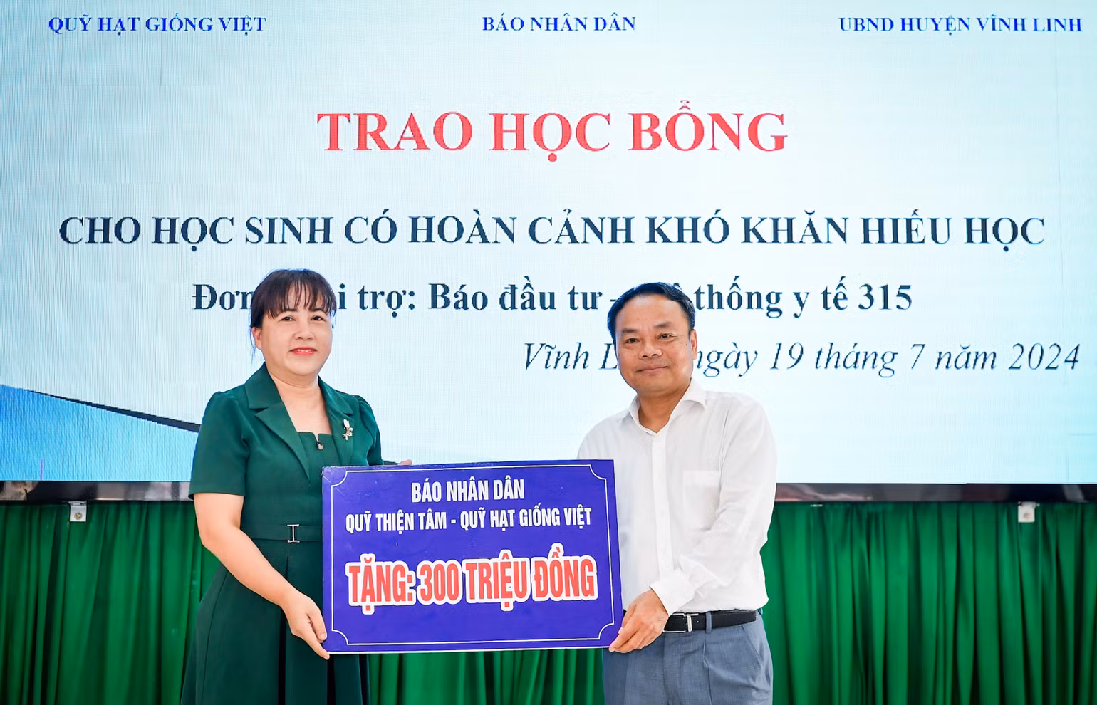Trao tặng 300 triệu đồng từ Quỹ Thiện tâm - Quỹ Hạt giống Việt cho đại diện thị trấn Hồ Xá. Trao tặng 300 triệu đồng từ Quỹ Thiện tâm - Quỹ Hạt giống Việt cho đại diện thị trấn Hồ Xá.