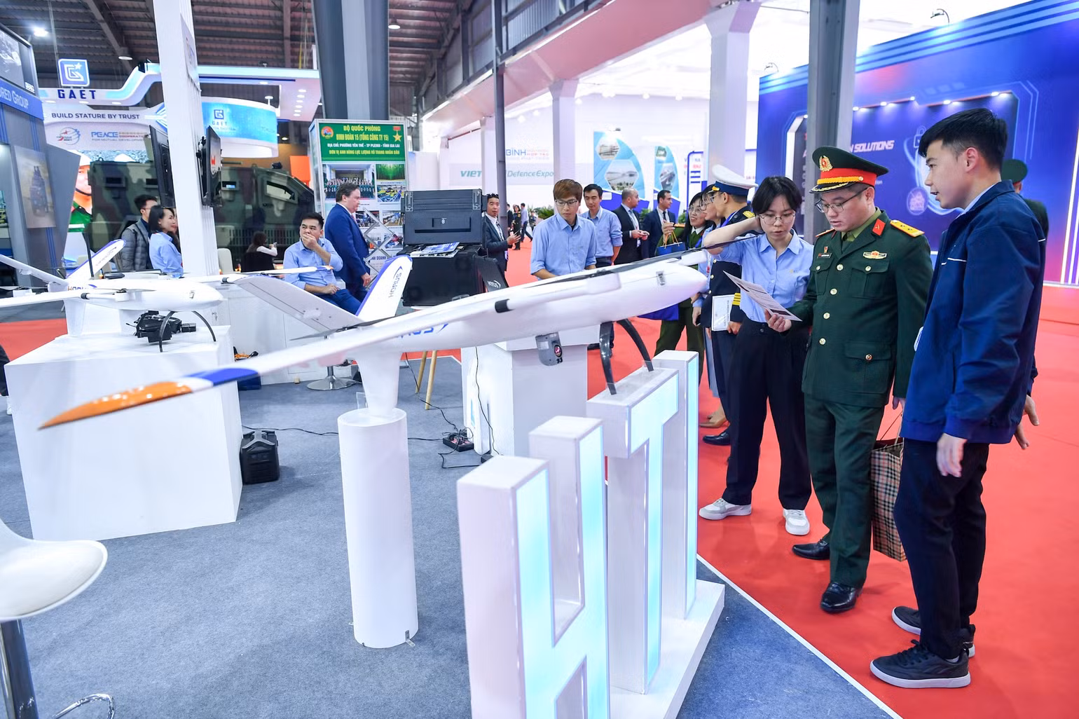 Cũng theo ông Tạ Ngọc Thanh, chiếc UAV "100% Made in Vietnam" này còn tích hợp trí tuệ nhân tạo AI trong phần mềm điều khiển. Đây cũng là thành quả nghiên cứu của các cán bộ, kỹ sư, kỹ thuật viên Việt Nam. Cũng theo ông Tạ Ngọc Thanh, chiếc UAV "100% Made in Vietnam" này còn tích hợp trí tuệ nhân tạo AI trong phần mềm điều khiển. Đây cũng là thành quả nghiên cứu của các cán bộ, kỹ sư, kỹ thuật viên Việt Nam.