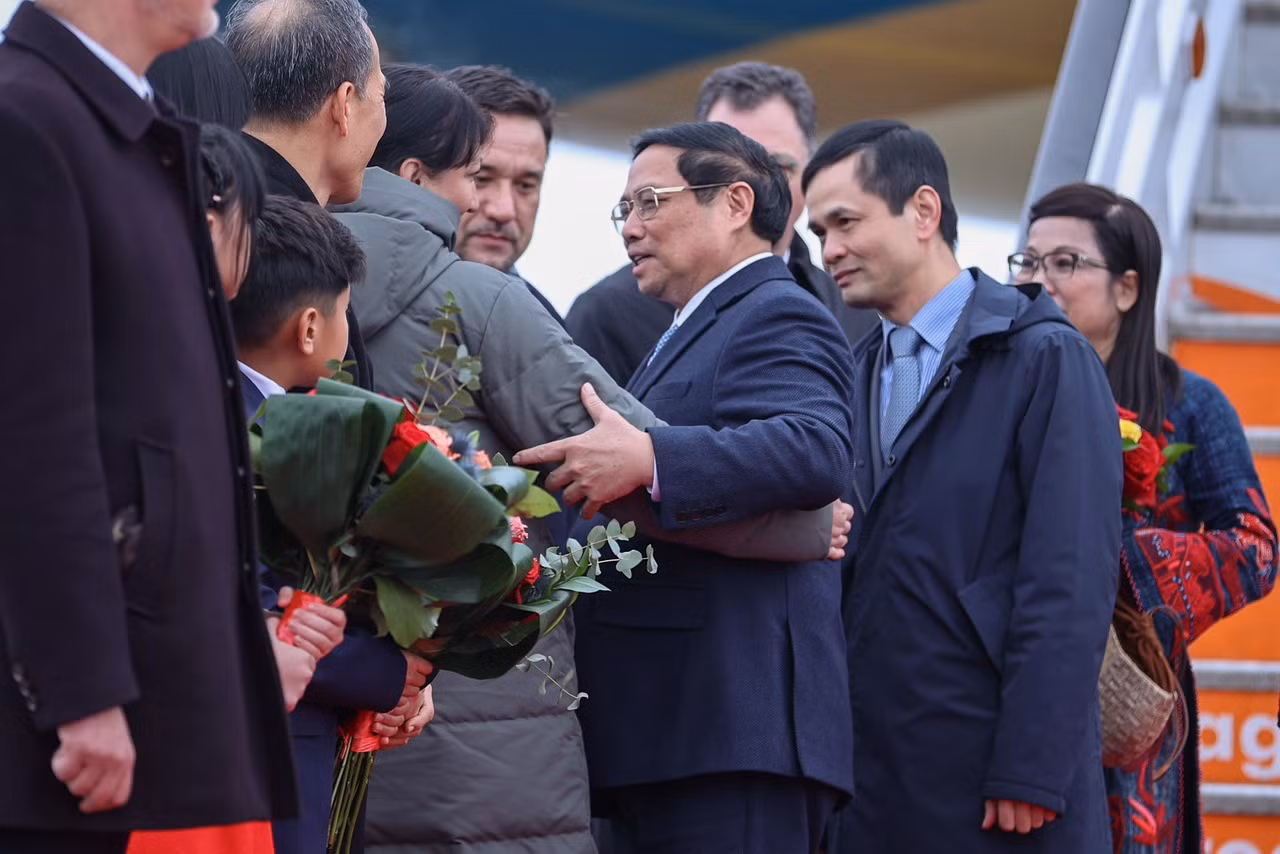 Thủ tướng Phạm Minh Chính cùng đoàn được đón tiếp tại sân bay. Thủ tướng Phạm Minh Chính cùng đoàn được đón tiếp tại sân bay.