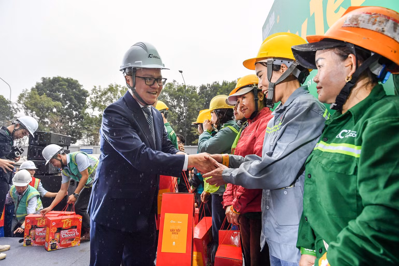 Đồng chí Lê Quốc Minh tặng quà Tết cho công nhân lao động tại công trường Ecopark.