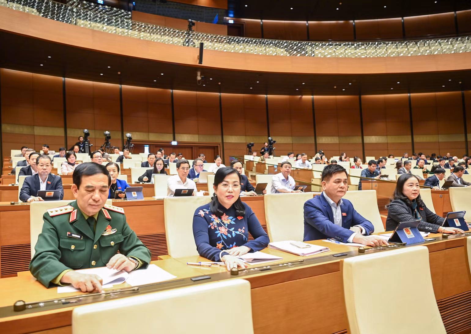 Các đại biểu tiến hành biểu quyết. Các đại biểu tiến hành biểu quyết.