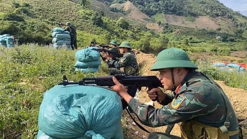 Thực hành bắn đạt thật trong cuộc diễn tập khu vực phòng thủ huyện Mường Ảng được Ban Chỉ đạo tỉnh đánh giá đạt kết quả xuất sắc, bảo đảm an toàn tuyệt đối cho các lực lượng.