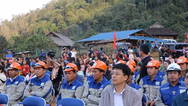 Cán bộ, công nhân và nhân dân các bản trên địa bàn xã Ngối Cáy dự lễ khởi công dự án cấp điện nông thôn thuộc chương trình "Bừng sáng Điện Biên".