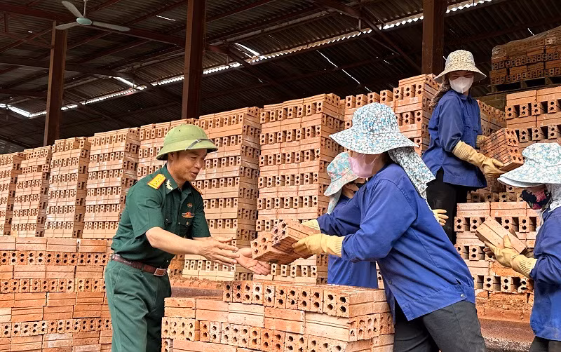 Cựu chiến binh, doanh nhân Lưu Công Ruyên (bên trái) đã nỗ lực vượt khó trong đợt dịch bệnh Covid, để duy trì hoạt động và tạo việc làm ổn định cho hơn một trăm lao động là đồng bào dân tộc thiểu số tại địa phương.