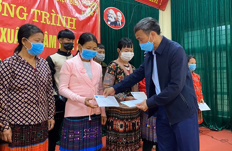 Ông Nguyễn Lệ Quế, Chủ tịch Hội đồng quản trị Công ty Cổ phần Cấp nước Điện Biên trao quà, động viên hộ nghèo ở xã Nậm Tin, huyện Nậm Pồ bị ảnh hưởng do dịch bệnh Covid-19.
