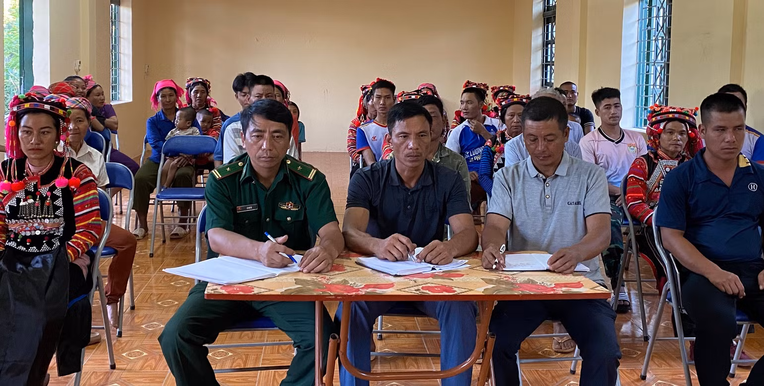 Bà con nhân dân xã Sín Thầu, huyện Mường Nhé cùng Bộ đội Biên phòng và cán bộ chủ chốt các bản dự tập huấn ứng dụng quản lý tín dụng chính sách.