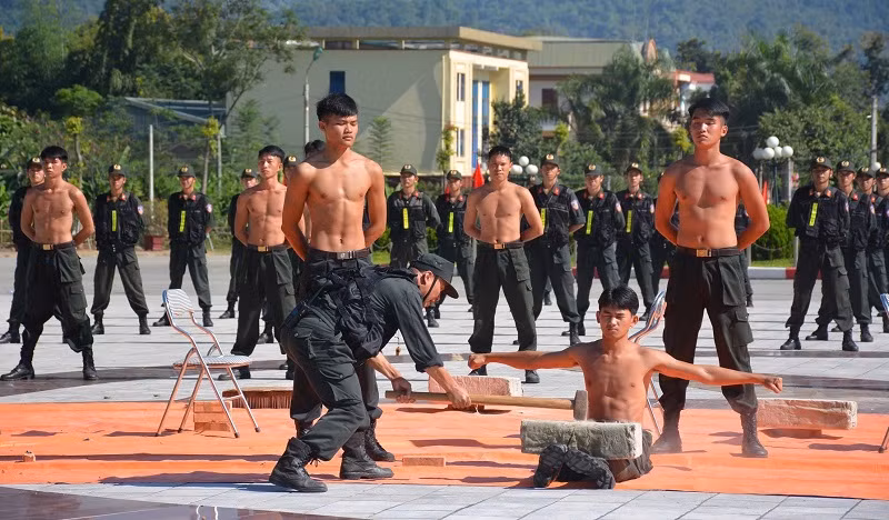 Trình diễn võ thuật trong nội dung diễn tập khu vực phòng thủ huyện Mường Ảng.