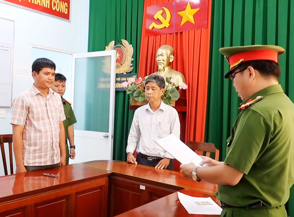 Công an tỉnh bắt giữ bị can Nguyễn Thanh Phong (bên trái).