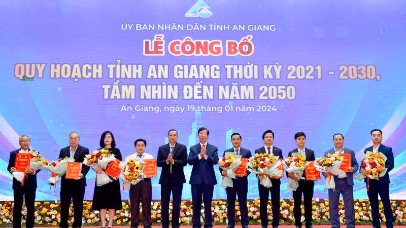 Ủy ban nhân dân tỉnh trao biên bản thỏa thuận hợp tác đầu tư cho 9 doanh nghiệp trong và ngoài tỉnh. Ủy ban nhân dân tỉnh trao biên bản thỏa thuận hợp tác đầu tư cho 9 doanh nghiệp trong và ngoài tỉnh.