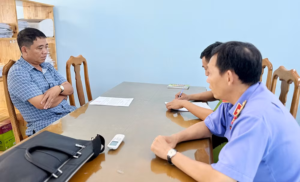 Lực lượng chức năng làm việc với bị can Lăng Thanh Phong. Lực lượng chức năng làm việc với bị can Lăng Thanh Phong.