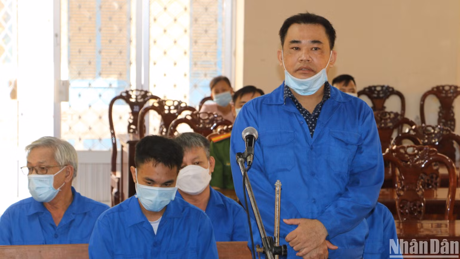 Bị cáo Trần Trí Mãnh (người đứng) đã chi tiền để điều động Giám đốc Công an tỉnh An Giang