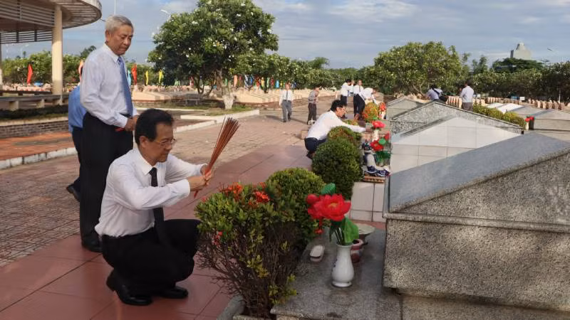 Các đại biểu thắp nhang tưởng nhớ các Anh hùng liệt sĩ hy sinh vì Tổ quốc.