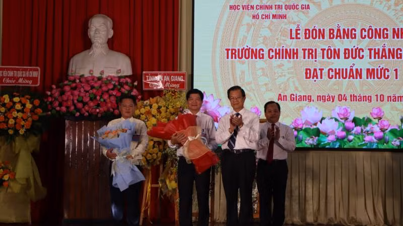 Lãnh đạo tỉnh An Giang tặng hoa chúc mừng nhà trường. Lãnh đạo tỉnh An Giang tặng hoa chúc mừng nhà trường.