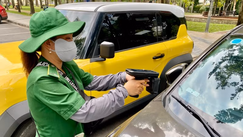Điểm đỗ xe có thu phí trên đường Hai Bà Trưng, Quận 1, ngay trước công viên Lê Văn Tám chuyển sang thí điểm thu phí qua phần mềm ETC. (Ảnh: NHẬT THÀNH)
