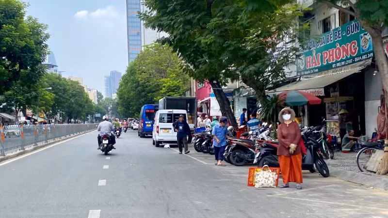 Khu vực có ô đỗ xe thu phí trên đường Nguyễn Cư Trinh, Quận 1 thường xuyên bị các cơ sở kinh doanh chiếm dụng khiến nhân viên lúng túng trong công tác thu phí và quản lý đậu đỗ xe. (Ảnh: NHẬT THÀNH)