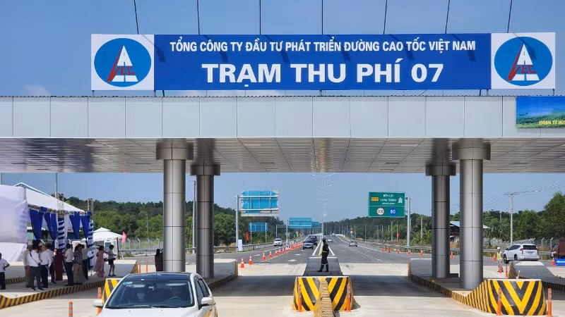 Một trạm thu phí đoạn phía đông của tuyến cao tốc Bến Lức-Long Thành. Trong thời gian khai thác tạm chủ đầu tư chưa tổ chức thu phí. (Ảnh: QUÝ HIỀN)