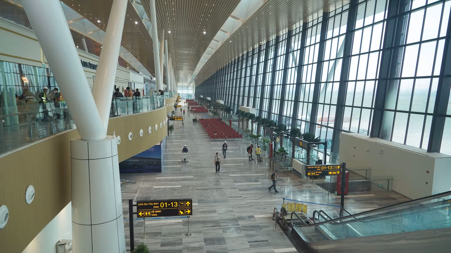 Bên trong nhà ga T3 với thiết kế hiện đại, gồm 8 cửa kiểm soát an ninh và 1 khu riêng biệt phục vụ khách VIP, hạng thương gia và khách ưu tiên (ảnh: THẾ ANH) Bên trong nhà ga T3 với thiết kế hiện đại, gồm 8 cửa kiểm soát an ninh và 1 khu riêng biệt phục vụ khách VIP, hạng thương gia và khách ưu tiên (ảnh: THẾ ANH)