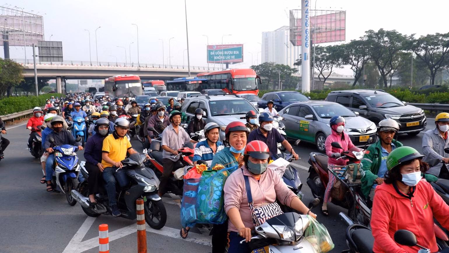 Nhiều công nhân, người lao động chọn về quê các tỉnh miền Tây bằng xe gắn máy. (Ảnh: QUÝ HIỀN)