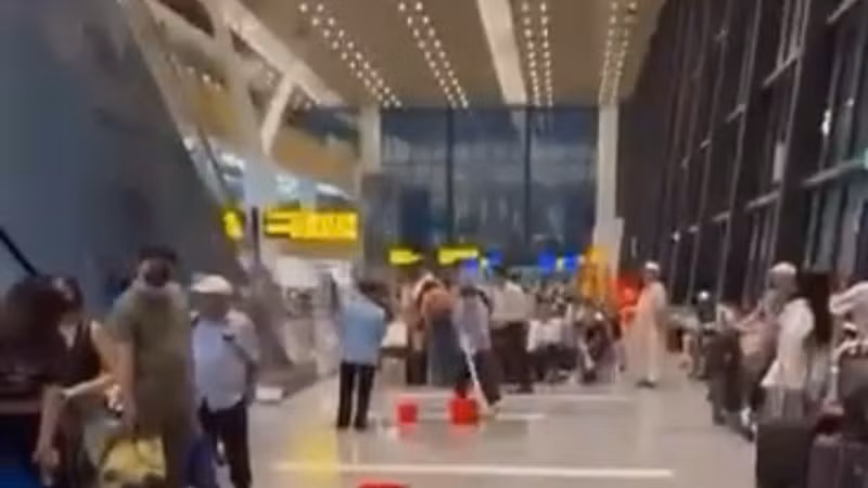 Ảnh cắt từ video quay lại sự cố nước từ trên mái đổ xuống khu vực hành khách ngồi chờ ra cửa khởi hành nhà ga T3. Ảnh cắt từ video quay lại sự cố nước từ trên mái đổ xuống khu vực hành khách ngồi chờ ra cửa khởi hành nhà ga T3.