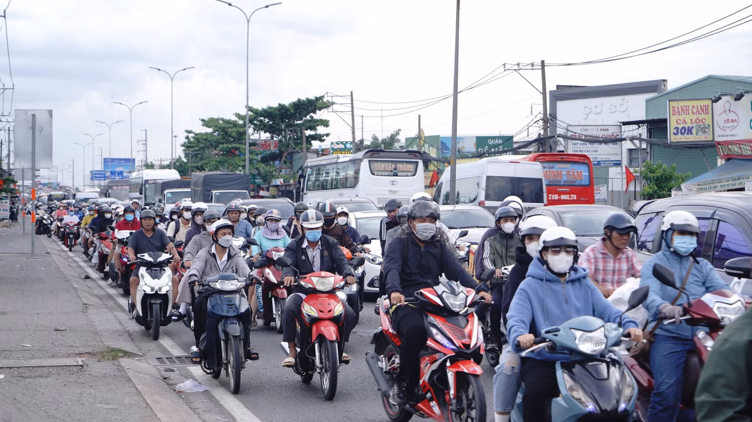 Khu vực Quốc lộ 1 đoạn giao với cầu Bình Điền ken dày xe cộ đi lại ngày cuối nghỉ lễ. (Ảnh: THẾ ANH)