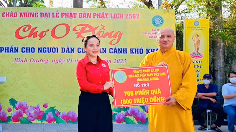 Hòa thượng Thích Huệ Thông trao Bảng tượng trưng ủng hộ 600 triệu đồng cho Hội Chữ thập đỏ tỉnh Bình Dương.