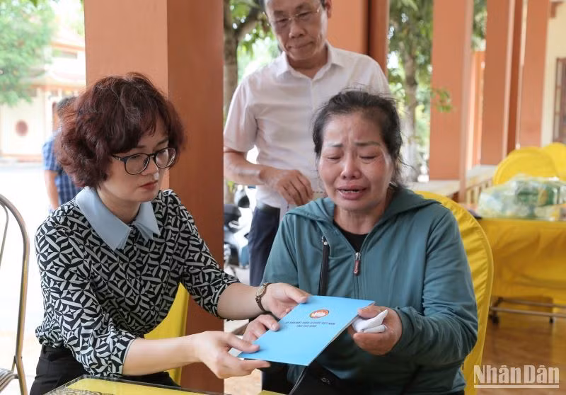 Lãnh đạo Ủy ban Mặt trận Tổ quốc Việt Nam tỉnh Thái Bình trao hỗ trợ 5 triệu đồng cho gia đình cháu bé tử vong trên xe ô-tô đưa đón học sinh của Trường mầm non Hồng Nhung. Lãnh đạo Ủy ban Mặt trận Tổ quốc Việt Nam tỉnh Thái Bình trao hỗ trợ 5 triệu đồng cho gia đình cháu bé tử vong trên xe ô-tô đưa đón học sinh của Trường mầm non Hồng Nhung.