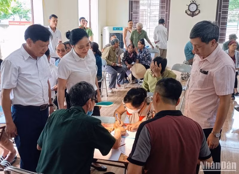 Huyện Vũ Thư thực hiện cấp quyền sử dụng đất lần đầu cho người dân. Huyện Vũ Thư thực hiện cấp quyền sử dụng đất lần đầu cho người dân.