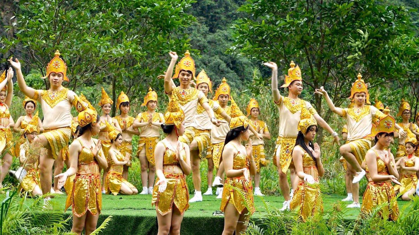 Tiết mục múa Chăm của tỉnh Bình Thuận tại lễ hội. (Ảnh: Lê Hồng) Tiết mục múa Chăm của tỉnh Bình Thuận tại lễ hội. (Ảnh: Lê Hồng)