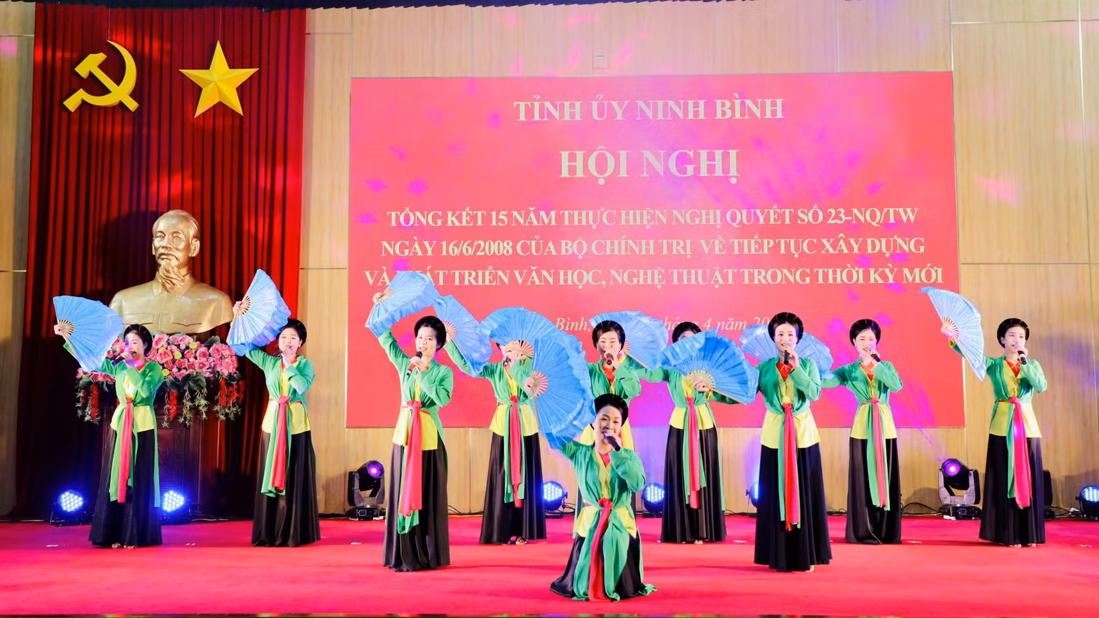 Biểu diễn văn nghệ tại hội nghị tổng kết Nghị quyết số 23 của Bộ Chính trị ở Ninh Bình. (Ảnh: Yến Trinh)