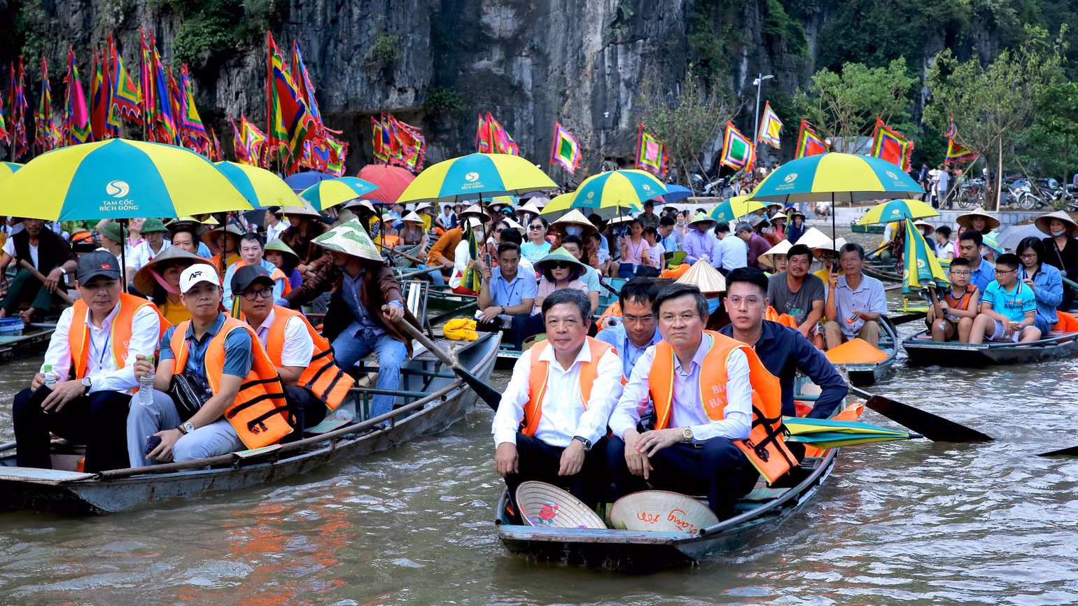 Đông đảo đại biểu và du khách tham dự lễ khai mạc.