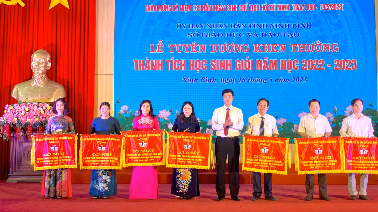 Lãnh đạo Sở Giáo dục và Đào tạo tỉnh Ninh Bình trao cờ Nhất, Nhì cho các đơn vị trong phong trào bồi dưỡng học sinh giỏi, năm học 2022-2023. Lãnh đạo Sở Giáo dục và Đào tạo tỉnh Ninh Bình trao cờ Nhất, Nhì cho các đơn vị trong phong trào bồi dưỡng học sinh giỏi, năm học 2022-2023.