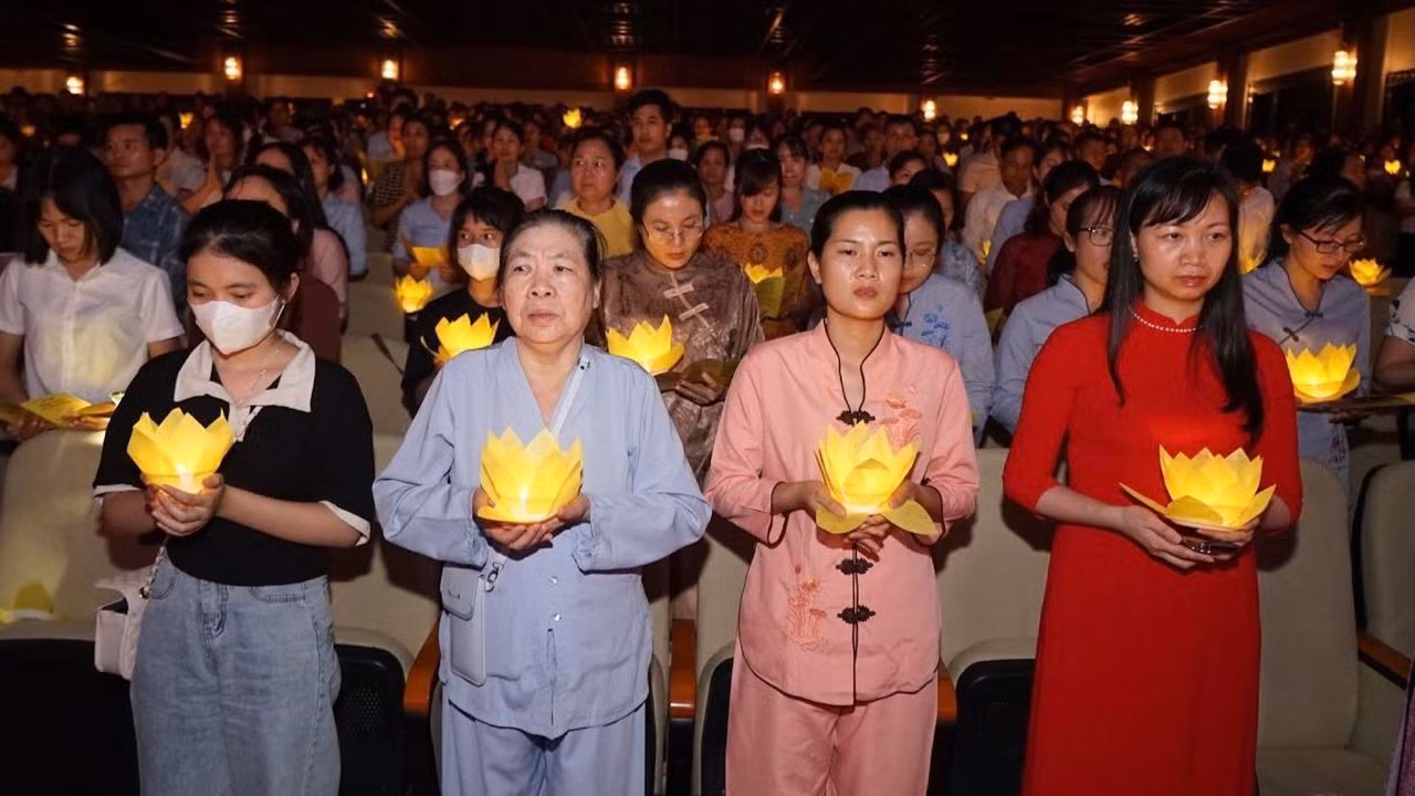 Đông đảo phật tử và nhân dân tham dự Đại lễ Phật đản, Phật lịch năm 2567. (Ảnh: Lê Hồng)