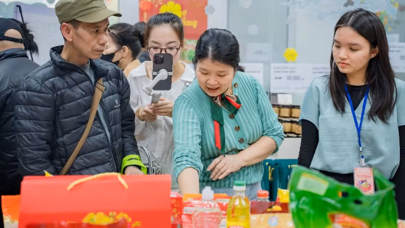 Các gian hàng quà tặng tại Hội chợ.