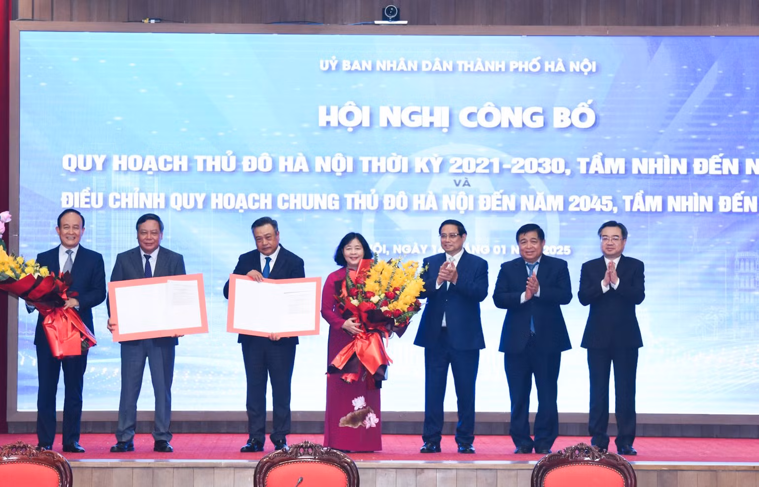 Thủ tướng Phạm Minh Chính trao 2 Quyết định của Thủ tướng Chính phủ phê duyệt Quy hoạch Thủ đô và Điều chỉnh Quy hoạch chung Thủ đô cho lãnh đạo thành phố Hà Nội. Thủ tướng Phạm Minh Chính trao 2 Quyết định của Thủ tướng Chính phủ phê duyệt Quy hoạch Thủ đô và Điều chỉnh Quy hoạch chung Thủ đô cho lãnh đạo thành phố Hà Nội.