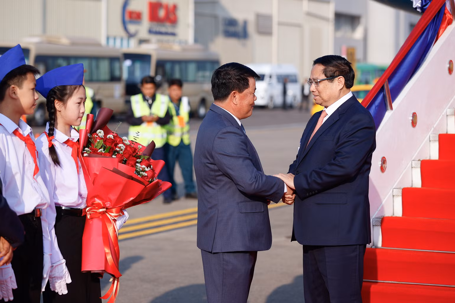 Đón Thủ tướng tại sân bay quốc tế Wattay có Bộ trưởng, Chủ nhiệm Văn phòng Phủ Thủ tướng Lào Buakhong Nammavong; Thứ trưởng Ngoại giao Lào Phonsavan Sisoulath; lãnh đạo thủ đô Vientiane, Đại sứ Lào tại Việt Nam Khamphao Ernthavanh. (Ảnh: VGP/Nhật Bắc) Đón Thủ tướng tại sân bay quốc tế Wattay có Bộ trưởng, Chủ nhiệm Văn phòng Phủ Thủ tướng Lào Buakhong Nammavong; Thứ trưởng Ngoại giao Lào Phonsavan Sisoulath; lãnh đạo thủ đô Vientiane, Đại sứ Lào tại Việt Nam Khamphao Ernthavanh. (Ảnh: VGP/Nhật Bắc)