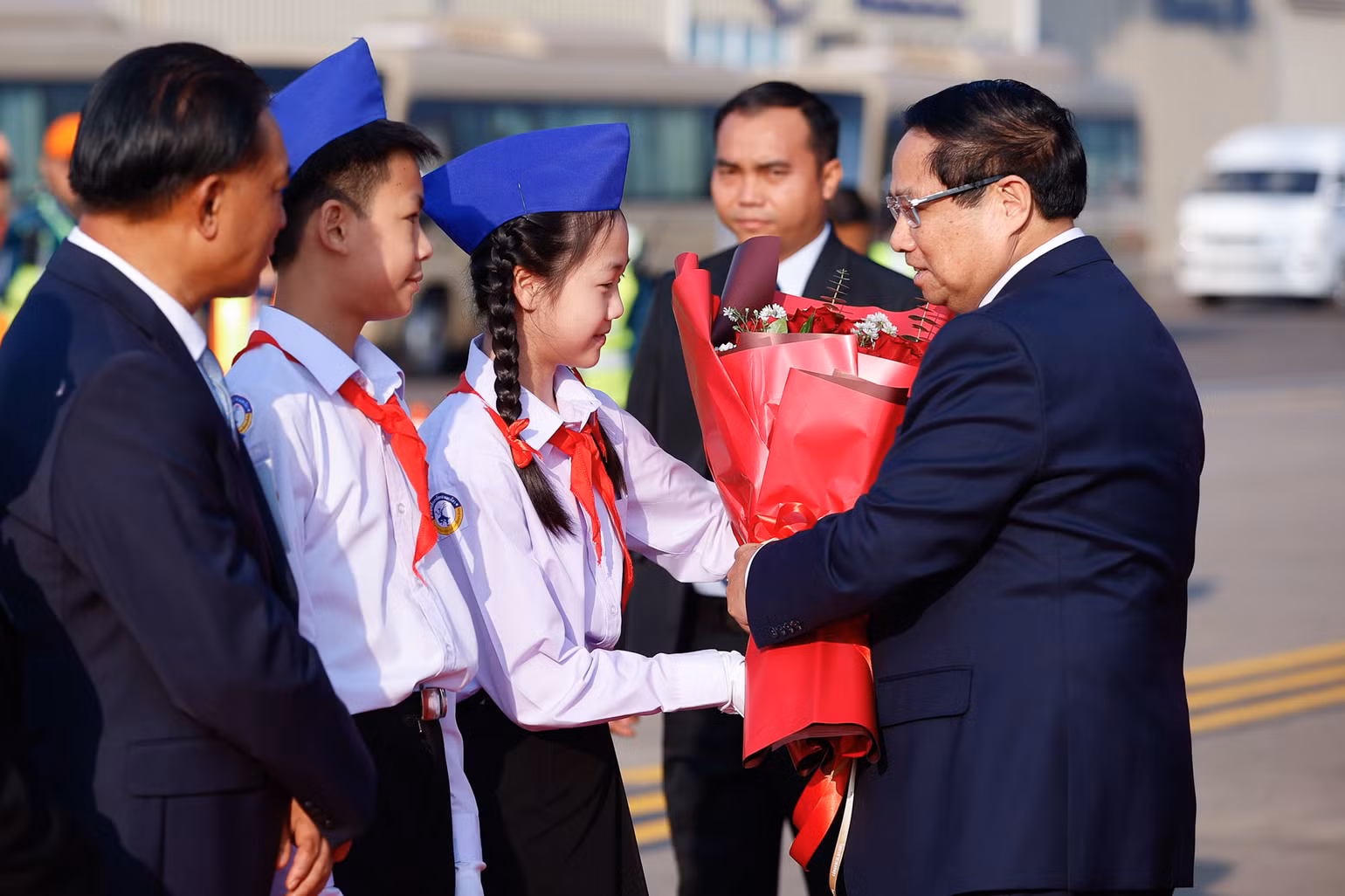 Các cháu thiếu nhi tặng Thủ tướng bó hoa tươi thắm. (Ảnh: VGP/Nhật Bắc) Các cháu thiếu nhi tặng Thủ tướng bó hoa tươi thắm. (Ảnh: VGP/Nhật Bắc)