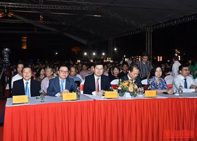 Các đồng chí lãnh đạo Đảng, Nhà nước và các đại biểu dự lễ trao giải. (Ảnh: DUY LINH)