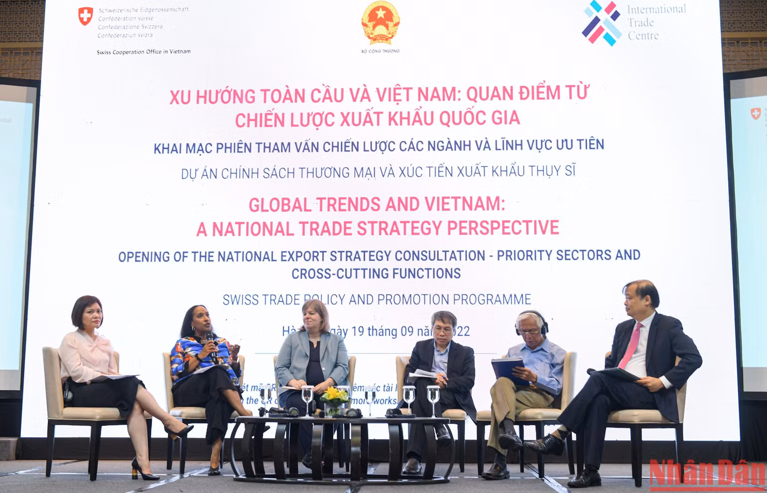 Các đại biểu thảo luận về những thách thức mà xuất khẩu Việt Nam đang đối mặt và đề xuất các giải pháp nhằm triển khai thực hiện thành công Chiến lược Xuất nhập khẩu hàng hóa đến năm 2030. (Ảnh: THÀNH ĐẠT)
