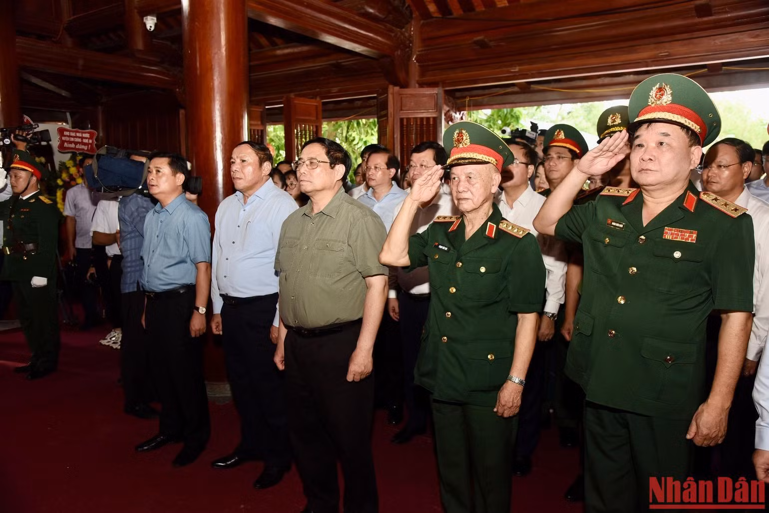 Thủ tướng Phạm Minh Chính và đoàn công tác đến dâng hương tại Đền thờ Chủ tịch Hồ Chí Minh trong Nghĩa trang Liệt sĩ Quốc tế Việt-Lào. (Ảnh: TRẦN HẢI)