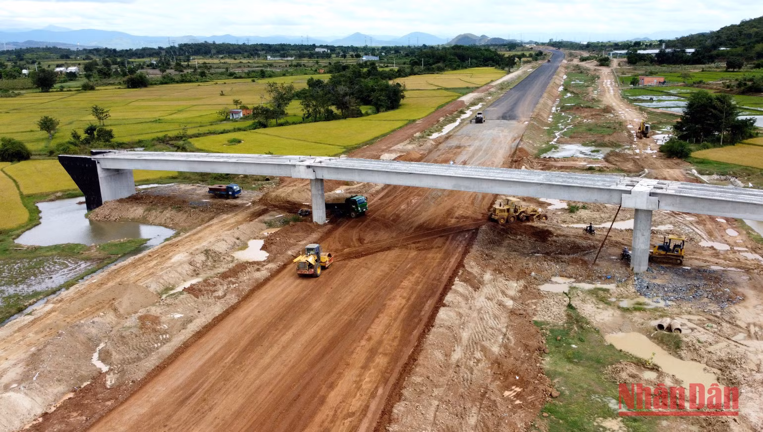 Nhà thầu gói XL-04 đoạn Vĩnh Hảo-Phan Thiết thi công hạng mục đắp nền đường K98 tại Km 206+400, xã Hàm Trí, huyện Hàm Thuận Bắc (Bình Thuận). Nhà thầu gói XL-04 đoạn Vĩnh Hảo-Phan Thiết thi công hạng mục đắp nền đường K98 tại Km 206+400, xã Hàm Trí, huyện Hàm Thuận Bắc (Bình Thuận).