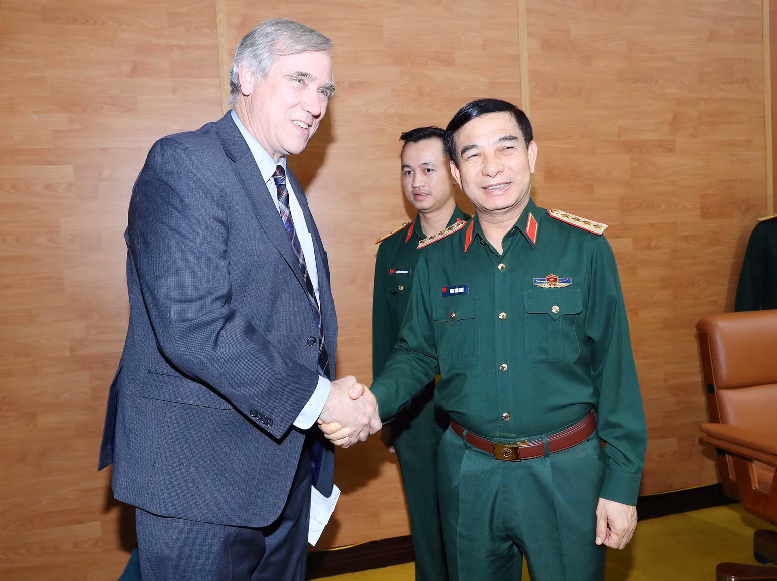 Đại tướng Phan Văn Giang và Thượng Nghị sĩ Quốc hội Hoa Kỳ Jeff Merkley tại buổi tiếp. Đại tướng Phan Văn Giang và Thượng Nghị sĩ Quốc hội Hoa Kỳ Jeff Merkley tại buổi tiếp.