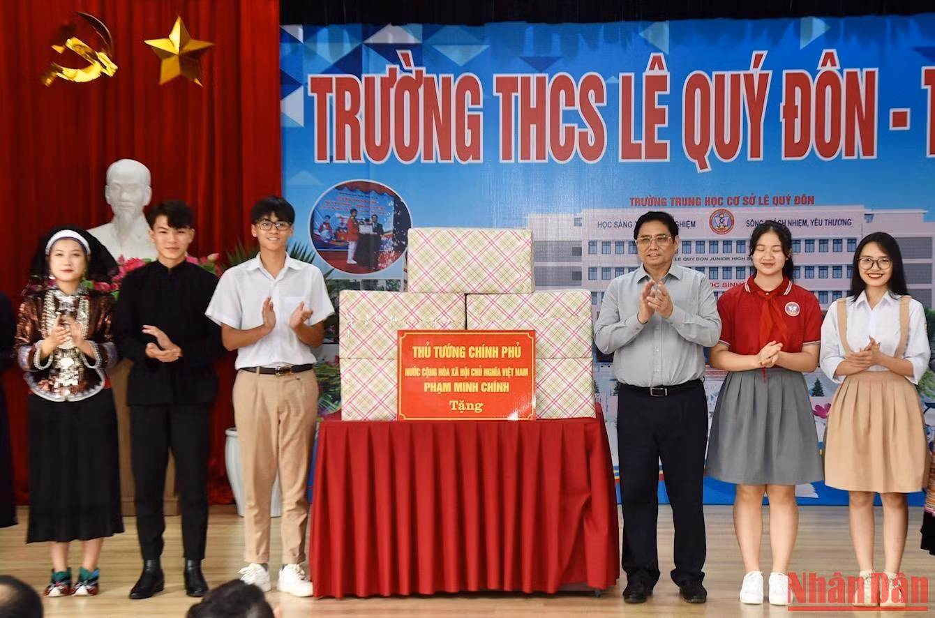 Thủ tướng đã tặng các cháu học sinh 1.000 bộ sách giáo khoa.