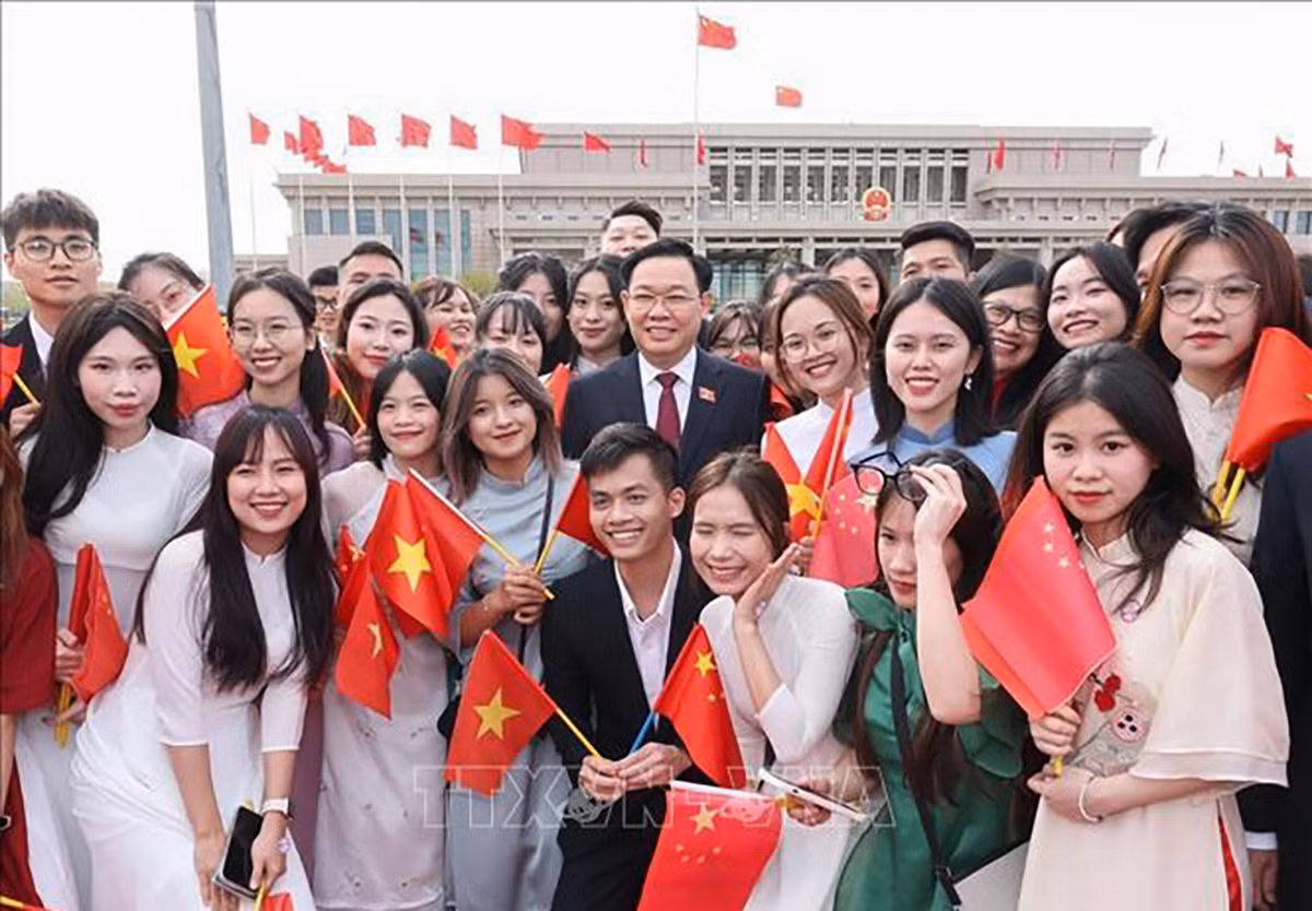 [Ảnh] Chủ tịch Quốc hội Vương Đình Huệ đến Bắc Kinh, bắt đầu thăm chính thức Trung Quốc ảnh 7