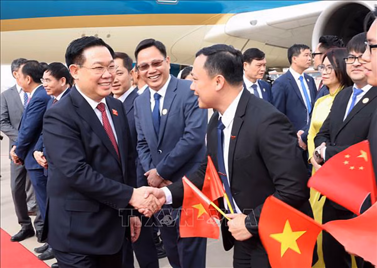 [Ảnh] Chủ tịch Quốc hội Vương Đình Huệ đến Bắc Kinh, bắt đầu thăm chính thức Trung Quốc ảnh 5