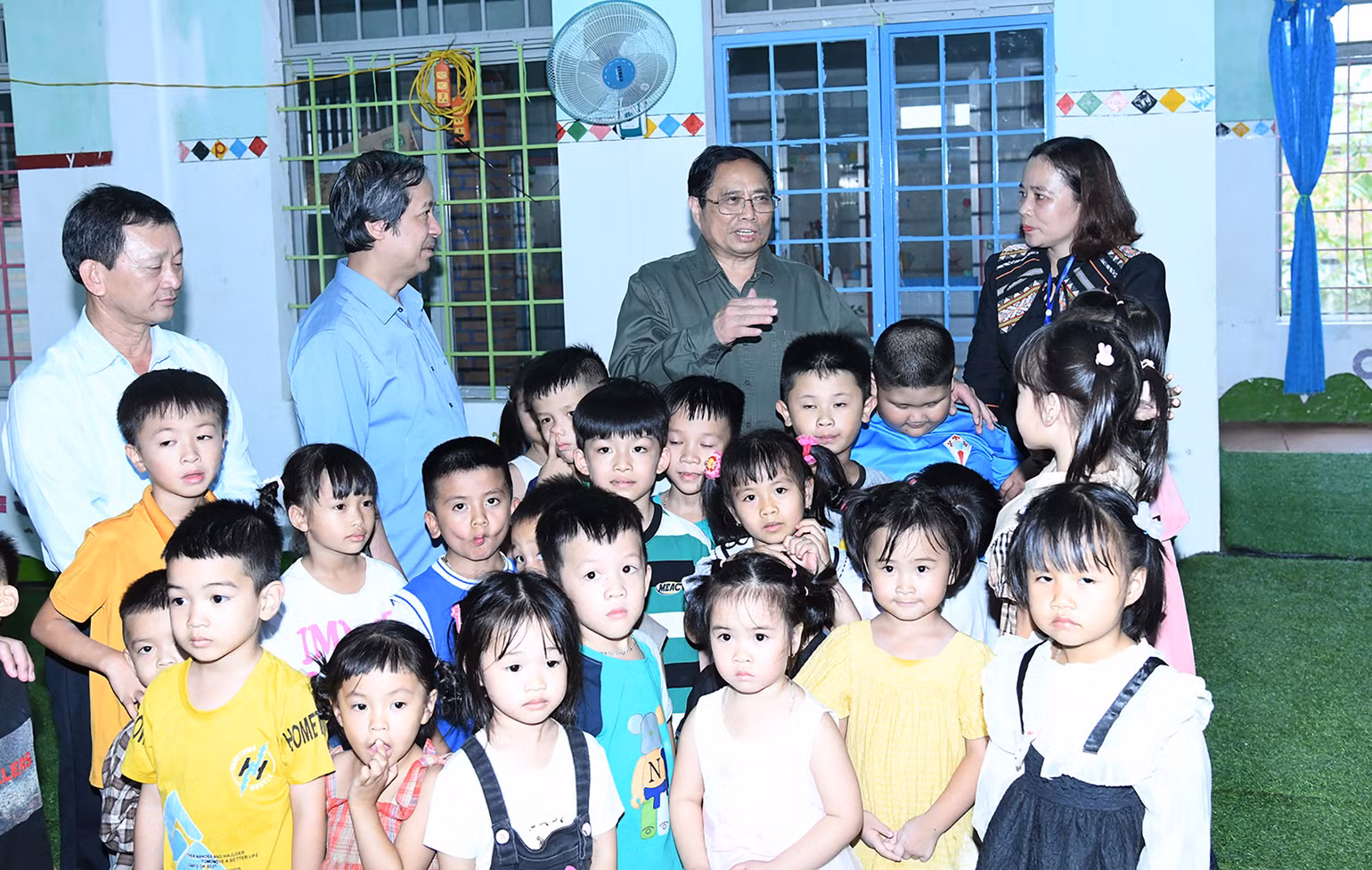 Thủ tướng Phạm Minh Chính với các cô giáo và cháu học sinh Trường mầm non Măng Đen