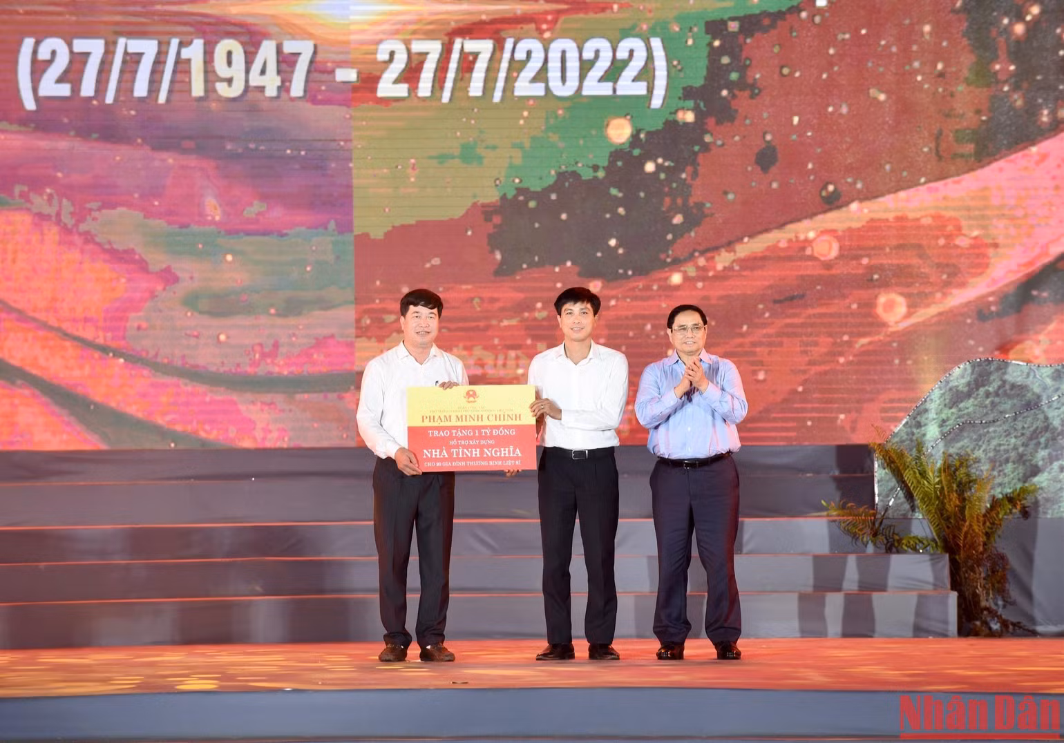 Thủ tướng Phạm Minh Chính đã trao tặng 20 căn nhà tình nghĩa cho các gia đình chính sách huyện Anh Sơn. (Ảnh: TRẦN HẢI)