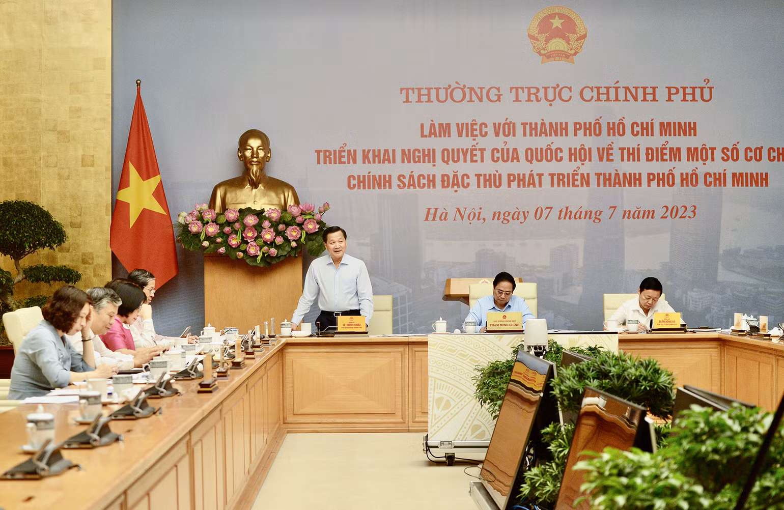Phó Thủ tướng Lê Minh Khái phát biểu ý kiến tại cuộc làm việc.